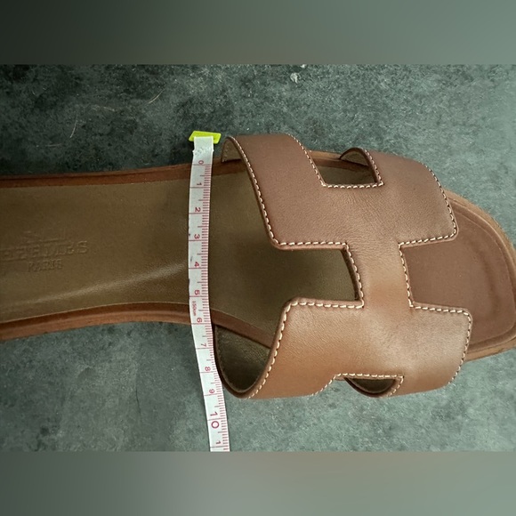 ✨ Hermes Oran Flat Sandal - Caramel/Gold ✨ - Picture 10 of 11
